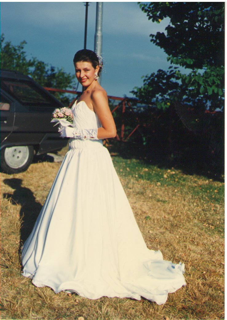 1991, non ancora stabilmente bionda, nel giorno del matrimonio col lucano Emanuele Noviello